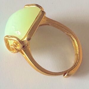 NWT Adjustable With Luxurious Cloud Pattern-Vintage Imitation Jade Ring.